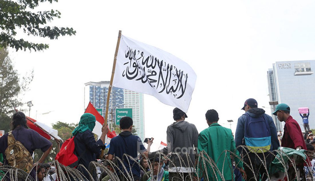 Mahasiswa dan Pelajar menggelar aksi unjuk rasa di kawasan gedung DPR, Jakarta, Senin (30/9). Mereka menolak RKUHP dan RUU KPK. - JPNN.com