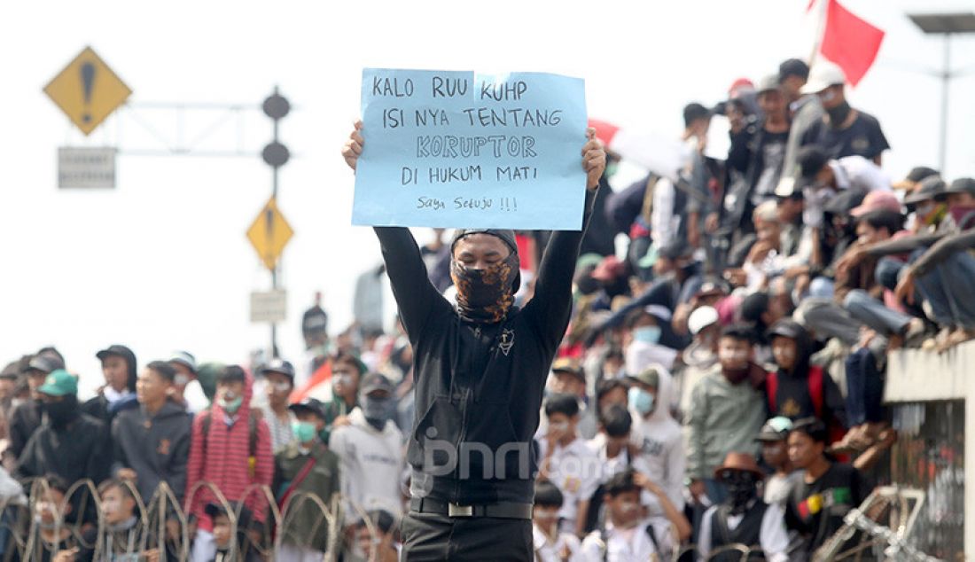 Mahasiswa dan Pelajar menggelar aksi unjuk rasa di kawasan gedung DPR, Jakarta, Senin (30/9). Mereka menolak RKUHP dan RUU KPK. - JPNN.com