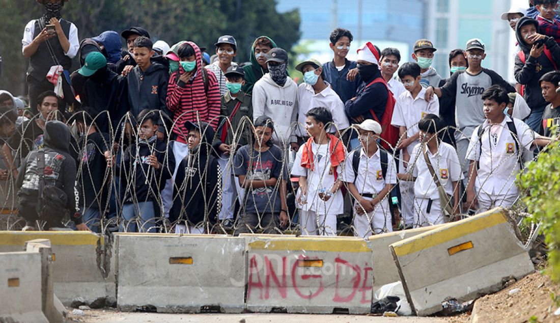 Mahasiswa dan Pelajar menggelar aksi unjuk rasa di kawasan gedung DPR, Jakarta, Senin (30/9). Mereka menolak RKUHP dan RUU KPK. - JPNN.com