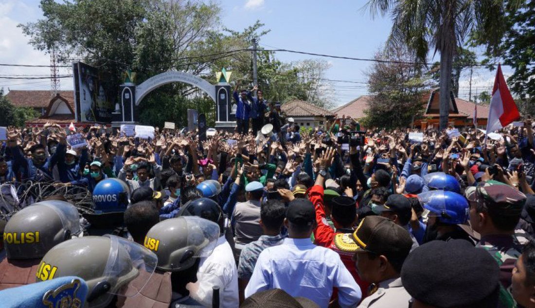 Aksi unjuk rasa mahasiswa di depan Gedung DPRD NTB, Jalan Udayana, Mataram, Senin (30/9). Selain Mahsiswa, aksi ini juga turut diikuti oleh masyarakat. - JPNN.com