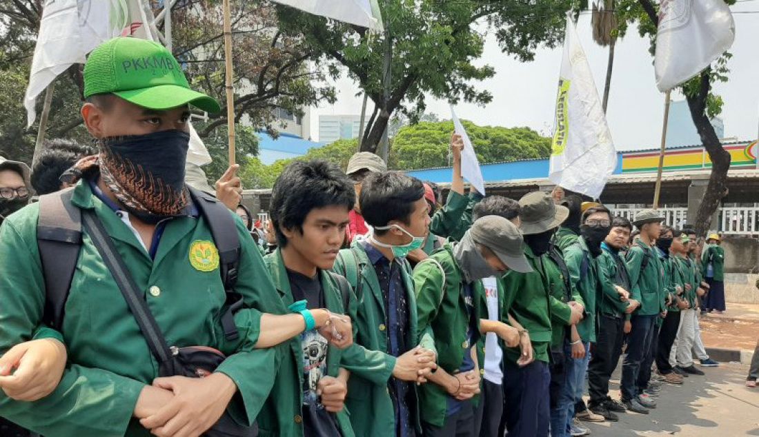 Ratusan mahasiswa berkumpul di depan Gedung TVRI, Senayan, Jakarta, Selasa (1/10). Aksi ini sebagai bentuk solidaritas. - JPNN.com