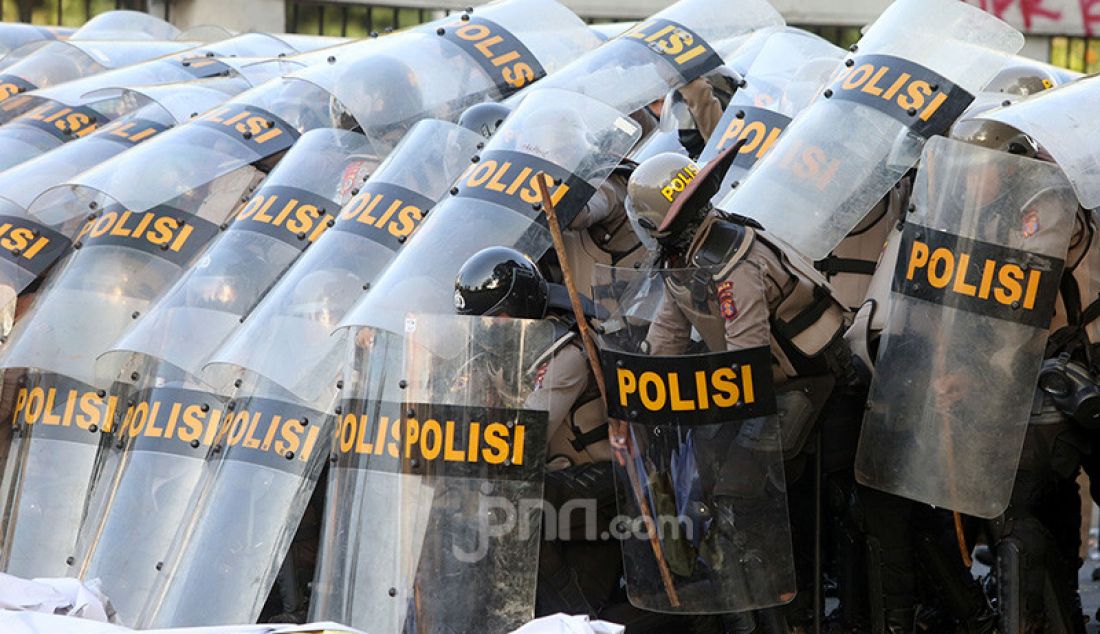 Mahasiswa dan Pelajar saat bentrok dengan aparat kepolisian di kawasan gedung DPR, Jakarta, Senin (30/9). Mereka menolak RKUHP dan RUU KPK. - JPNN.com