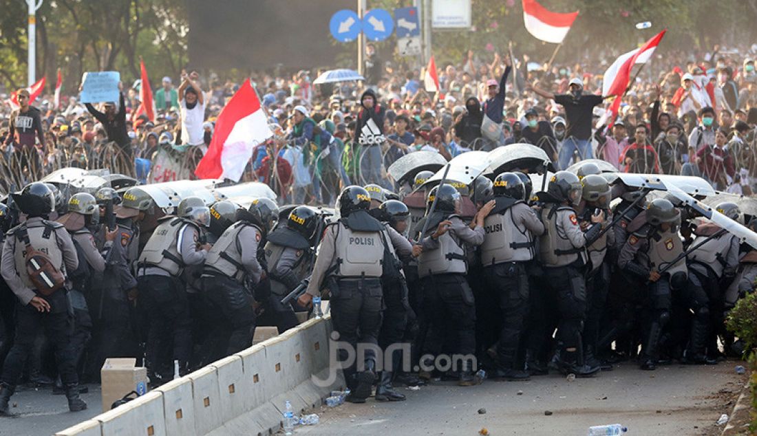 Mahasiswa dan Pelajar saat bentrok dengan aparat kepolisian di kawasan gedung DPR, Jakarta, Senin (30/9). Mereka menolak RKUHP dan RUU KPK. - JPNN.com