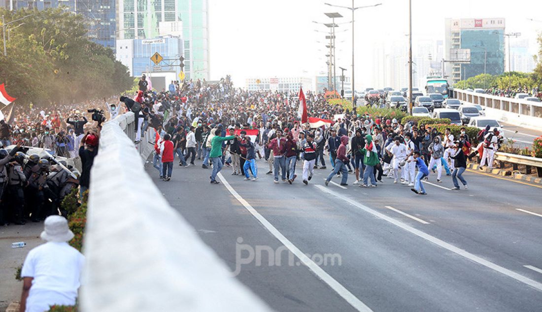 Mahasiswa dan Pelajar saat bentrok dengan aparat kepolisian di kawasan gedung DPR, Jakarta, Senin (30/9). Mereka menolak RKUHP dan RUU KPK. - JPNN.com