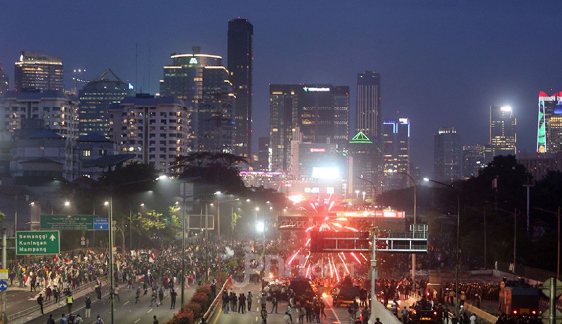 Mahasiswa dan Pelajar saat bentrok dengan aparat kepolisian di kawasan gedung DPR, Jakarta, Senin (30/9). Mereka menolak RKUHP dan RUU KPK. - JPNN.com