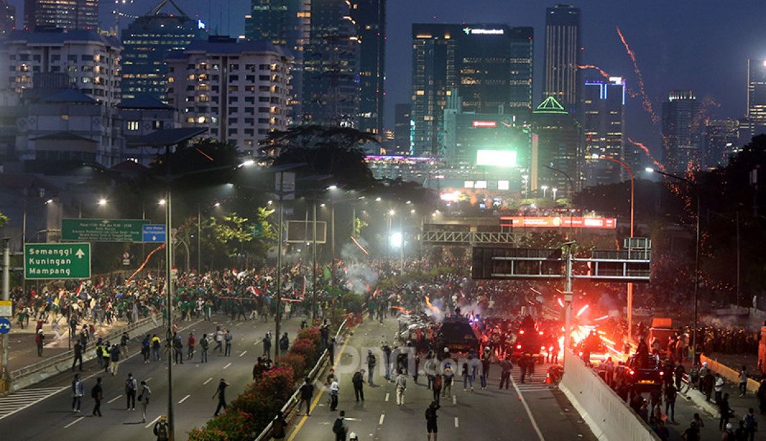 Mahasiswa dan Pelajar saat bentrok dengan aparat kepolisian di kawasan gedung DPR, Jakarta, Senin (30/9). Mereka menolak RKUHP dan RUU KPK. - JPNN.com