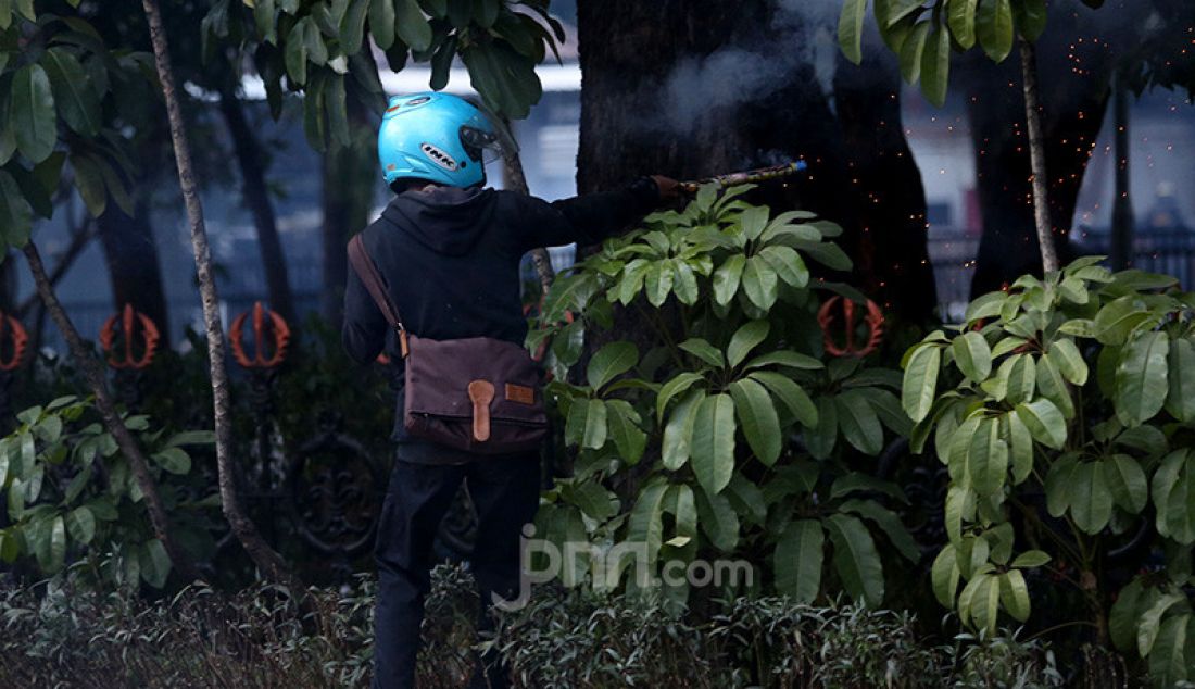 Mahasiswa dan Pelajar saat bentrok dengan aparat kepolisian di kawasan gedung DPR, Jakarta, Senin (30/9). Mereka menolak RKUHP dan RUU KPK. - JPNN.com