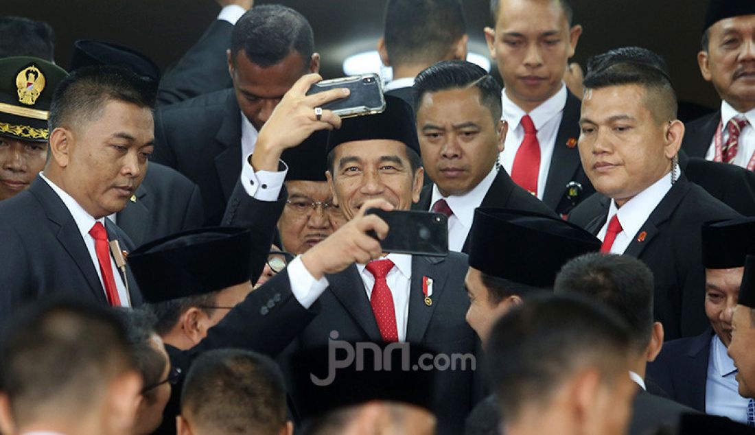 Presiden Joko Widodo usai menghadiri pelantikan anggota MPR/DPR/DPD, Jakarta, Selasa (1/10). - JPNN.com