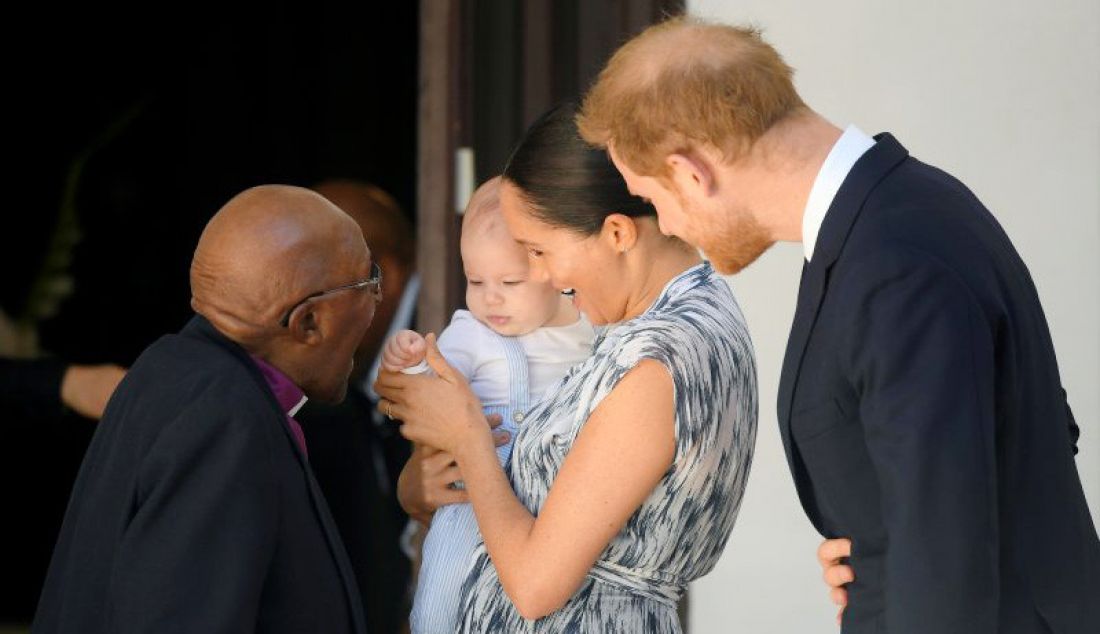 Pangeran Inggris Harry dan istrinya Meghan, Duchess of Sussex menggendong Archie, bertemu dengan Uskup Agung Desmond Tutu di Cape Town, Afrika Selatan, Rabu (25/9). Kunjungan itu sekaligus melihat pusat kesehatan Malawi. - JPNN.com