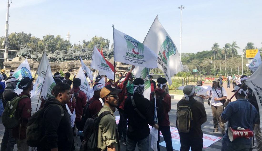 Puluhan mahasiswa dari berbagai ikatan, diantaranya Kesatuan Aksi Mahasiswa Muslim Indonesia (KAMMI) dan Kesatuan Mahasiswa Hindu Dharma Indonesia (KMHDI) tiba di kawasan Patung Kuda, Jakarta, Rabu (2/10). - JPNN.com