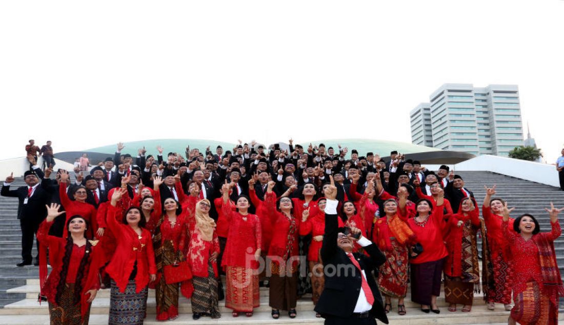 Fraksi PDIP Foto bersama di depan Gedung Nusantara usai pelantikan, Jakarta, Selasa (1/10). - JPNN.com