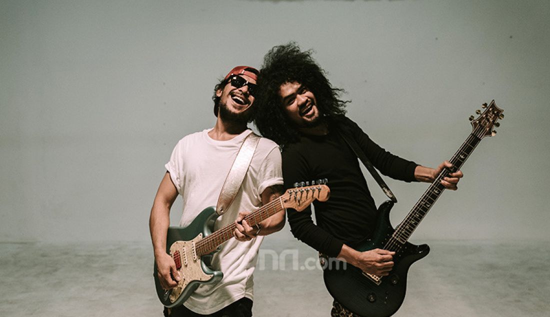Reynold Affandi, yang merupakan mantan gitaris Slank kembali meramaikan industri musik Indonesia dengan memperkenalkan proyek terbarunya, Reynold & Senar Gitar (RsG), terdiri dari Reynold (gitar) dan Jollink Kribo (vokal). - JPNN.com