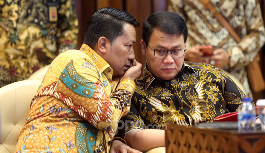 Anggota DPR Ahmad Basarah berdiskusi dengan anggota DPR Supratman Andi Agtas disela Rapat Gabungan dengan Pimpinan Fraksi-Fraksi dan Pimpinan Kelompok DPD di Ruang KK V Gedung Nusantara, Jakarta, Kamis (3/10). - JPNN.com