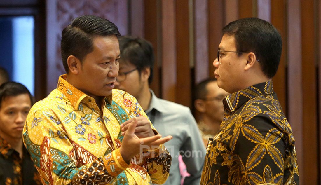 Anggota DPR Ahmad Basarah berdiskusi dengan anggota DPR Supratman Andi Agtas disela Rapat Gabungan dengan Pimpinan Fraksi-Fraksi dan Pimpinan Kelompok DPD di Ruang KK V Gedung Nusantara, Jakarta, Kamis (3/10). - JPNN.com