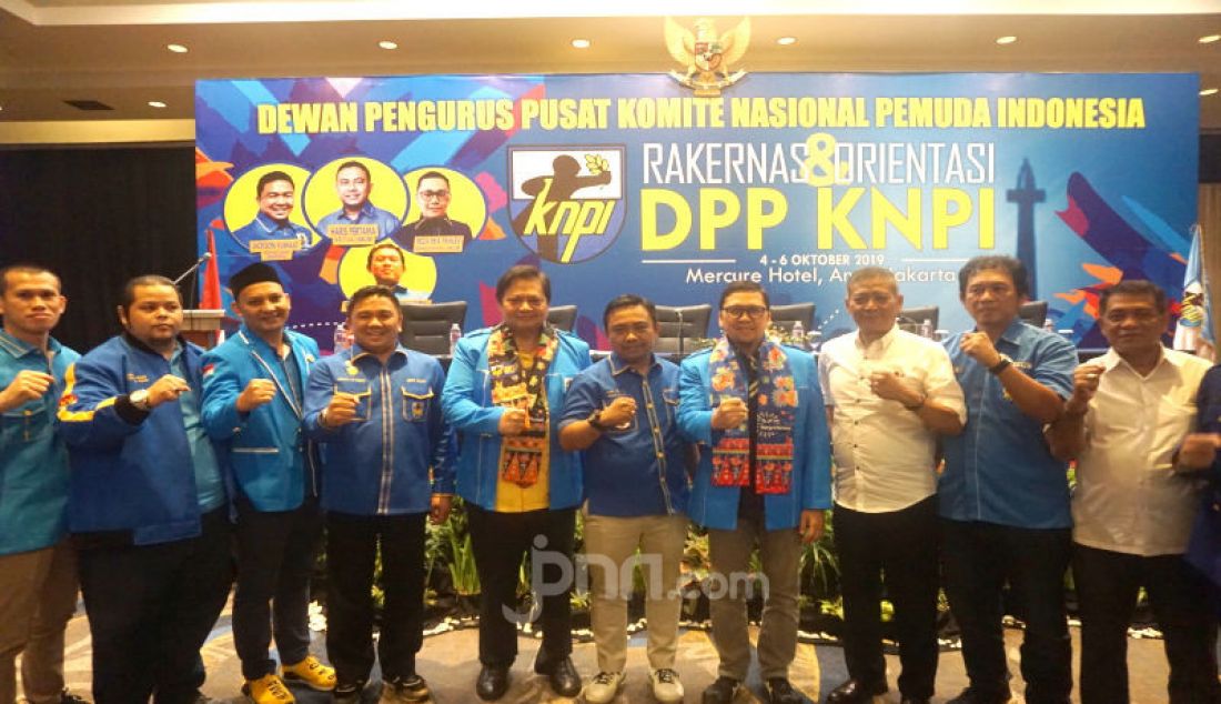 Menteri Perindustrian yang juga Ketua Umum Partai Golkar Airlangga Hertanto, bersama Ketua Umum KNPI, Haris Pertama, Anggota DPR Golkar yang juga Ketua Umum DPP KNPI 2008-2011, Ahmad Doli Kurnia, saat menutup Rapat Kerja Nasional (Rakernas) dan Orientasi DPP KNPI di Jakarta, Minggu (6/10). - JPNN.com