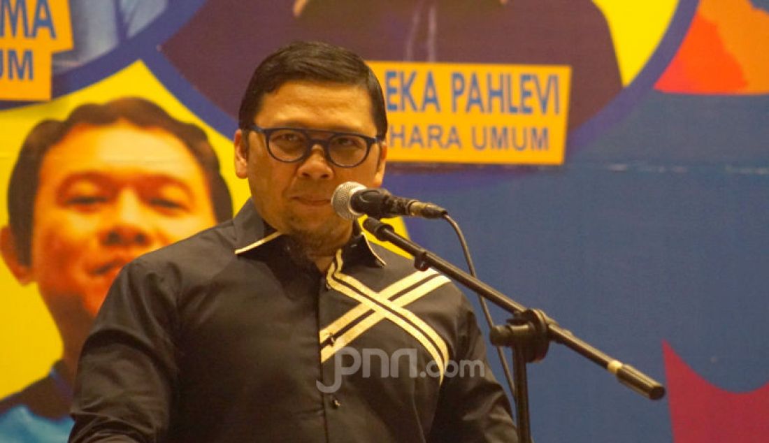 Anggota DPR Golkar yang juga Ketua Umum DPP KNPI 2008-2011, Ahmad Doli Kurnia, saat menghadiri penutupan Rapat Kerja Nasional (Rakernas) dan Orientasi DPP KNPI di Jakarta, Minggu (6/10). Rakernas bertema ‘Pemuda Berani Bersatu’, dan mengusung misi ‘Merawat Harmoni Bangsa’ ini, membahas program DPP serta mendengarkan masukan dari tiap-tiap DPD se-Indonesia. - JPNN.com