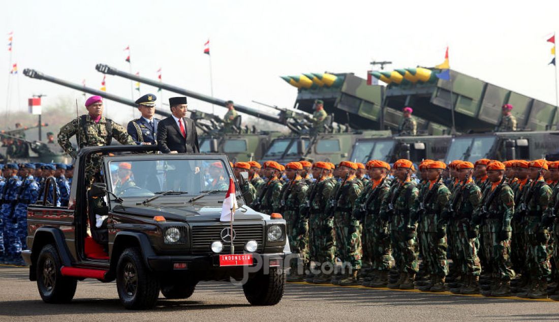 Presiden Joko Widodo saat memeriksa pasukan pada upacara HUT TNI ke-74 di Lanud Halim Perdanakusuma, Jakarta, Sabtu (5/10). - JPNN.com