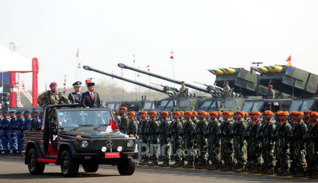 Presiden Joko Widodo saat memeriksa pasukan pada upacara HUT TNI ke-74 di Lanud Halim Perdanakusuma, Jakarta, Sabtu (5/10). - JPNN.com