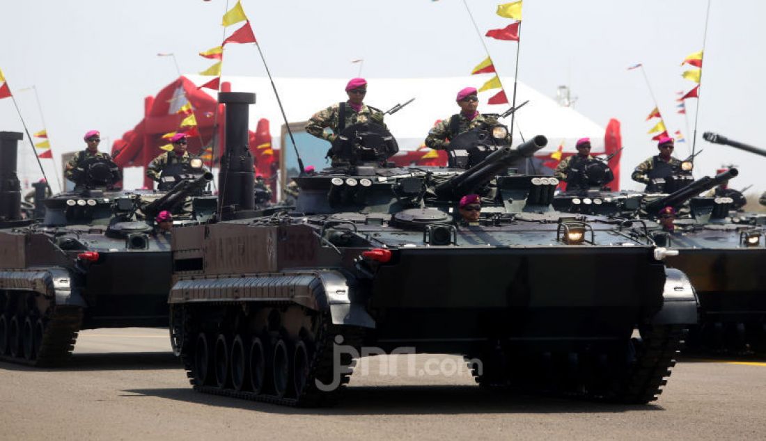 Parade alutsista TNI pada HUT TNI ke-74 di lanud Halim Perdanakusuma, Jakarta, Sabtu (5/10). - JPNN.com