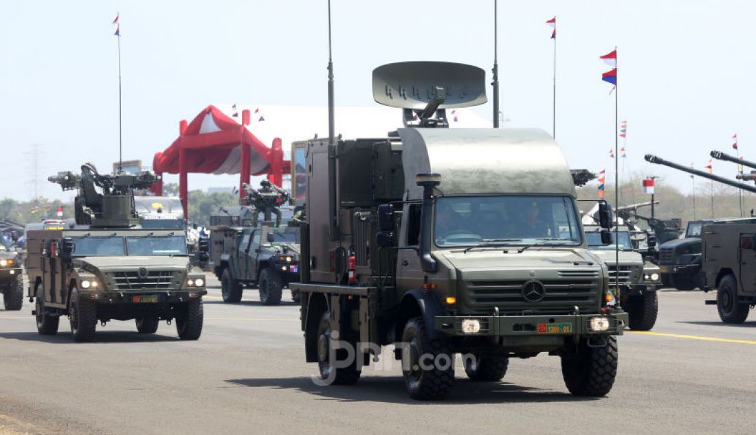 Parade alutsista TNI pada HUT TNI ke-74 di lanud Halim Perdanakusuma, Jakarta, Sabtu (5/10). - JPNN.com