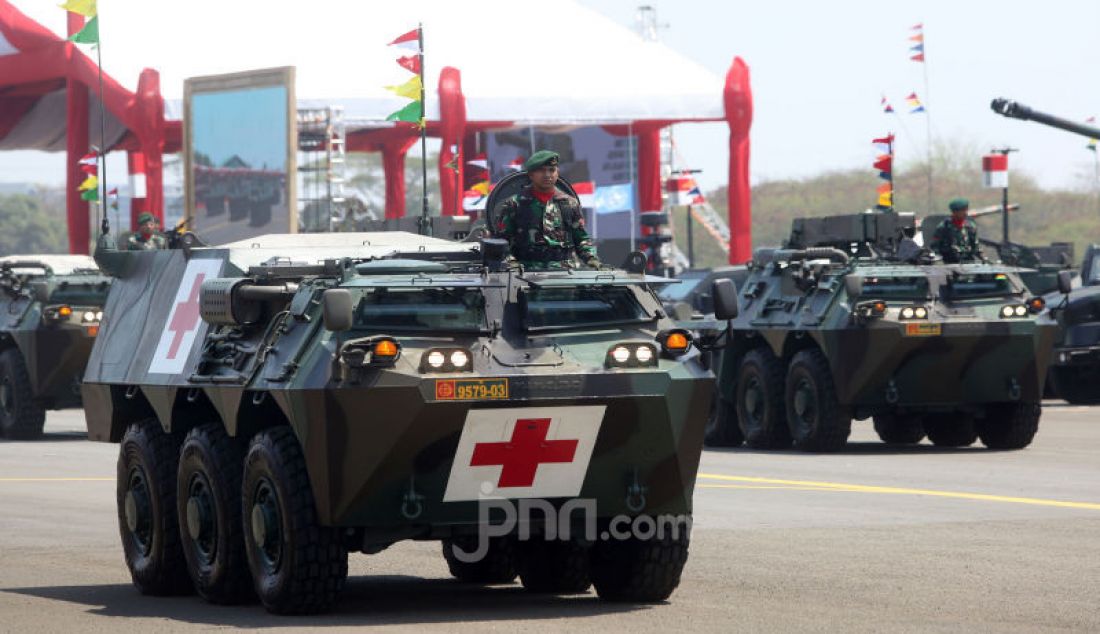 Parade alutsista TNI pada HUT TNI ke-74 di lanud Halim Perdanakusuma, Jakarta, Sabtu (5/10). - JPNN.com