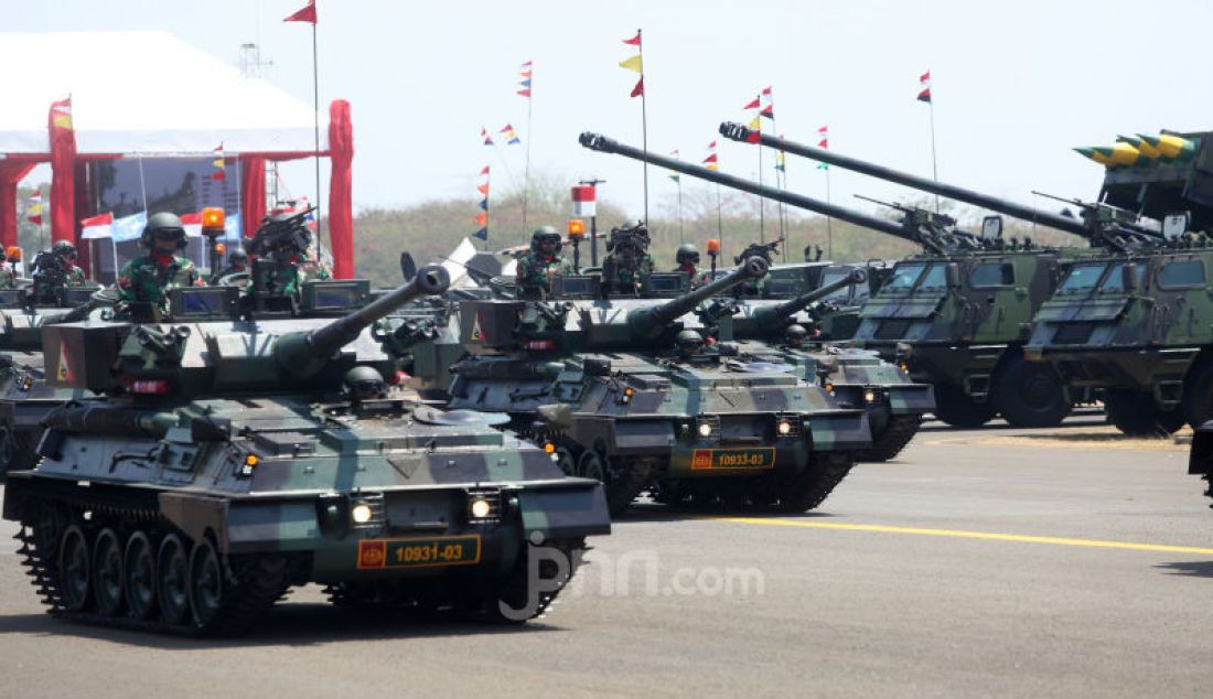 Parade alutsista TNI pada HUT TNI ke-74 di lanud Halim Perdanakusuma, Jakarta, Sabtu (5/10). - JPNN.com