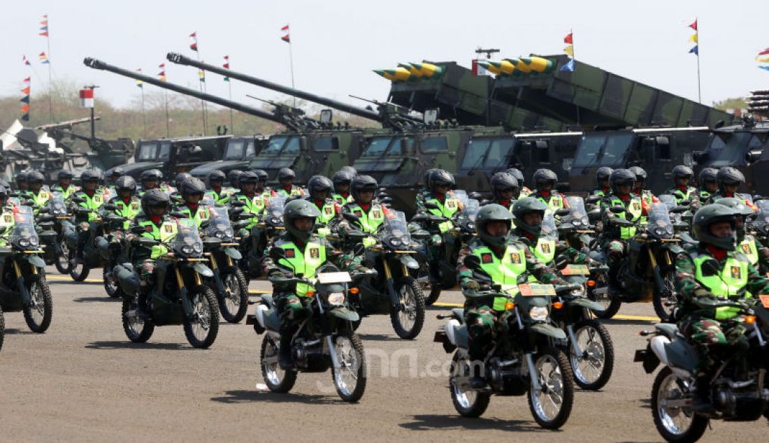 Parade alutsista TNI pada HUT TNI ke-74 di lanud Halim Perdanakusuma, Jakarta, Sabtu (5/10). - JPNN.com