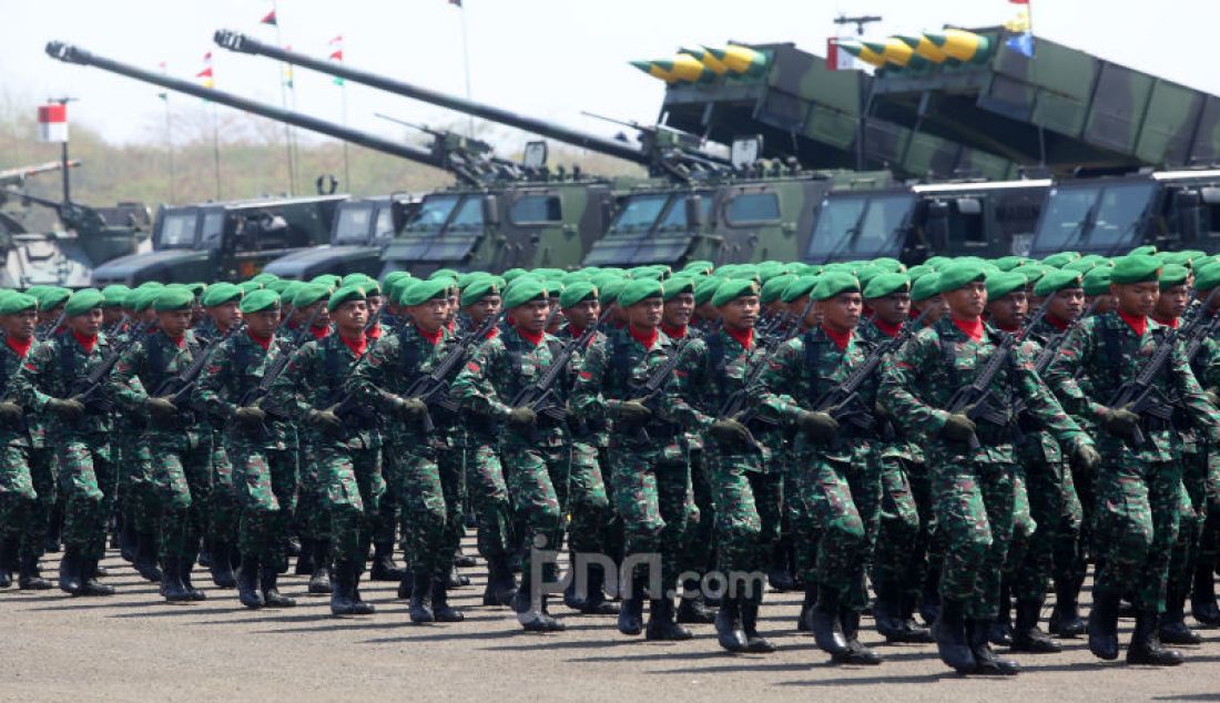 Parede pasukan TNI pada HUT TNI ke-74 di lanud Halim Perdanakusuma, Jakarta, Sabtu (5/10). - JPNN.com