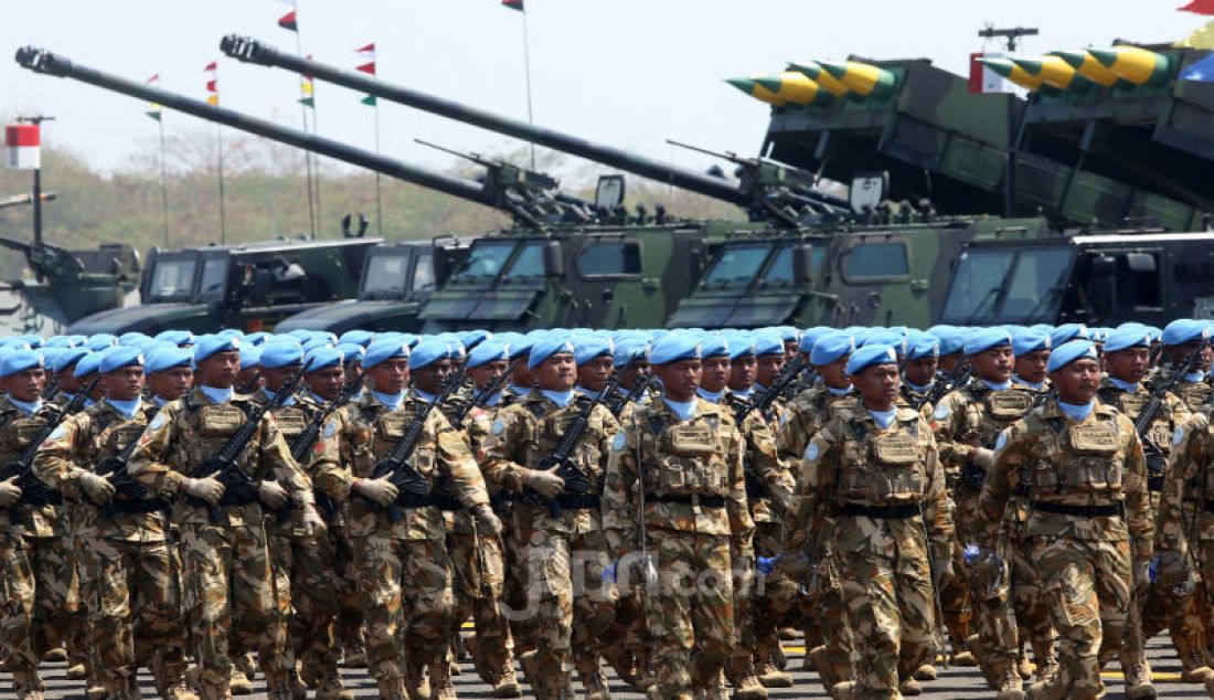 Parede pasukan TNI pada HUT TNI ke-74 di lanud Halim Perdanakusuma, Jakarta, Sabtu (5/10). - JPNN.com