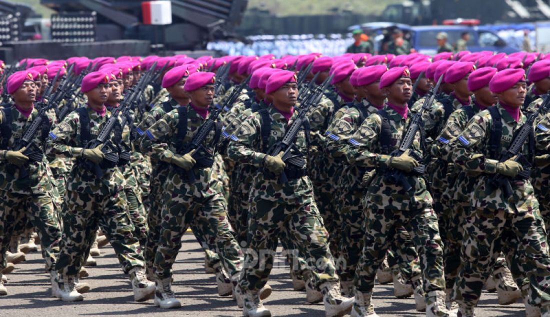 Parede pasukan TNI pada HUT TNI ke-74 di lanud Halim Perdanakusuma, Jakarta, Sabtu (5/10). - JPNN.com