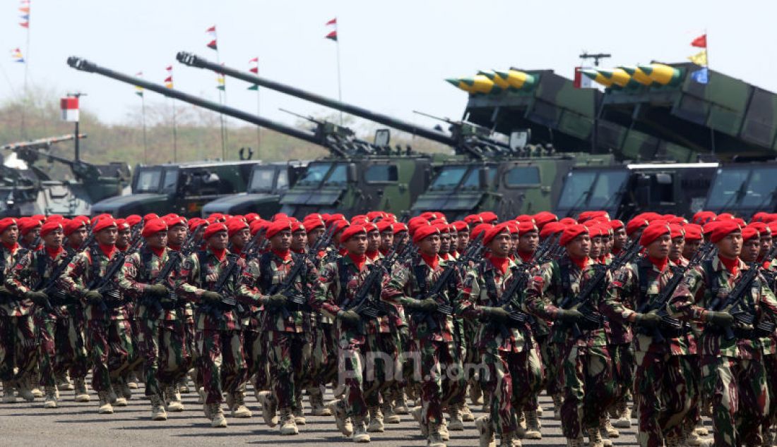 Parede pasukan TNI pada HUT TNI ke-74 di lanud Halim Perdanakusuma, Jakarta, Sabtu (5/10). - JPNN.com