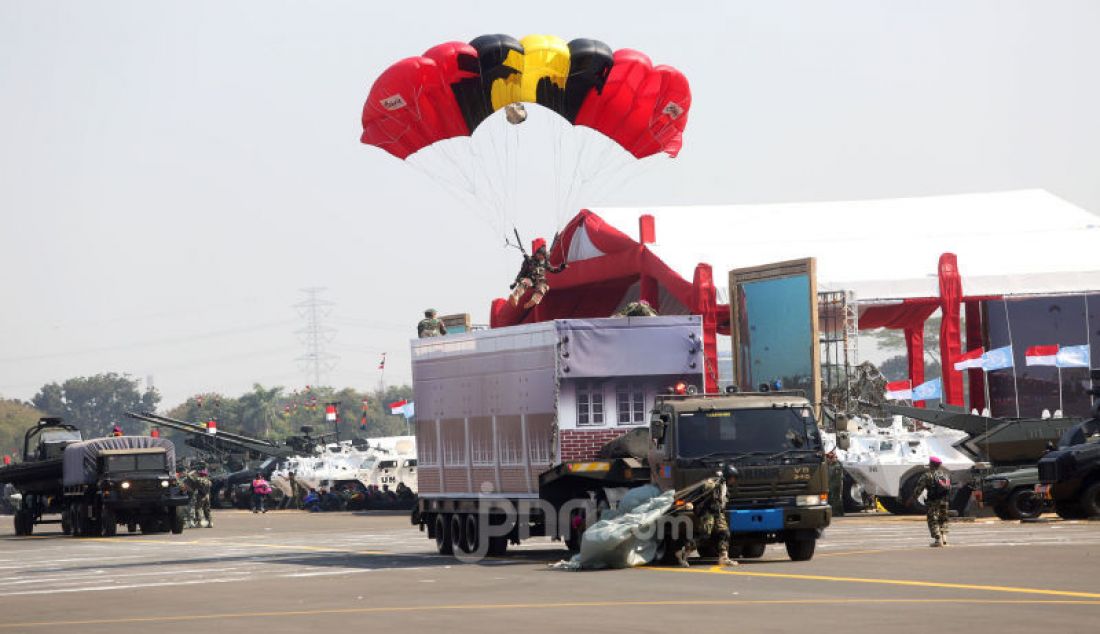 Prajurit TNI melakukan atraksi terjun payung pada HUT TNI ke-74 di lanud Halim Perdanakusuma, Jakarta, Sabtu (5/10). - JPNN.com