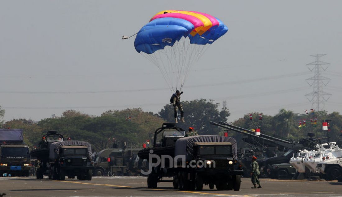 Prajurit TNI melakukan atraksi terjun payung pada HUT TNI ke-74 di lanud Halim Perdanakusuma, Jakarta, Sabtu (5/10). - JPNN.com