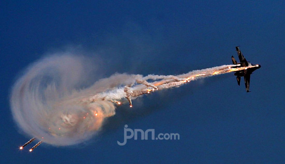 Pesawat Tempur TNI melakukan atraksi udara pada HUT TNI ke-74 di lanud Halim Perdanakusuma, Jakarta, Sabtu (5/10). - JPNN.com