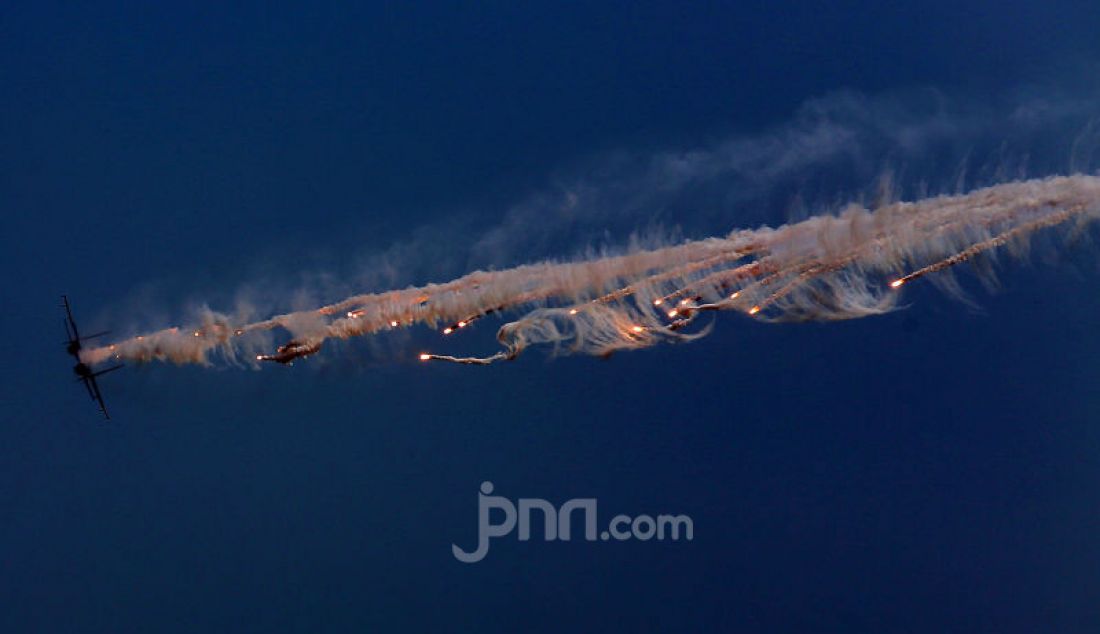 Pesawat Tempur TNI melakukan atraksi udara pada HUT TNI ke-74 di lanud Halim Perdanakusuma, Jakarta, Sabtu (5/10). - JPNN.com