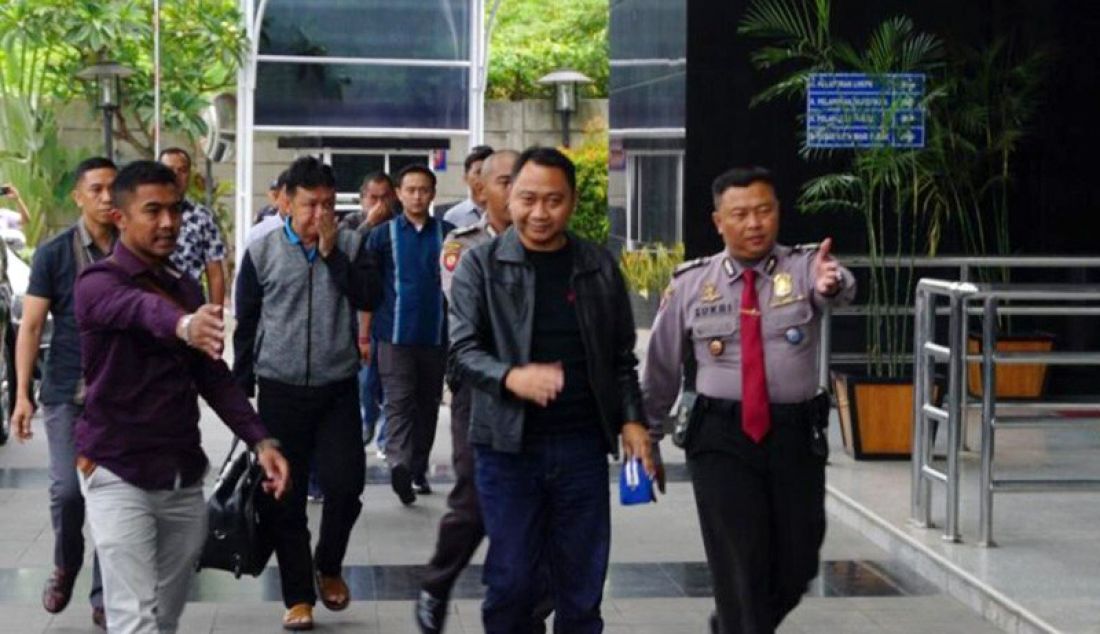 Bupati Lampung Utara, Agung Ilmu Mangkunegara (jaket kulit hitam) tiba di gedung Komisi Pemberantasan Korupsi (KPK) Jakarta, Senin (7/10). - JPNN.com