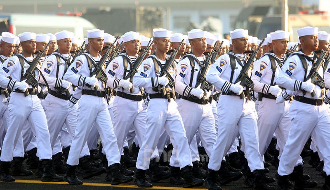 Prajurit TNI mengikuti upacara HUT TNI ke-74 di Lanud Halim Perdanakusuma, Jakarta, Sabtu (5/10). - JPNN.com