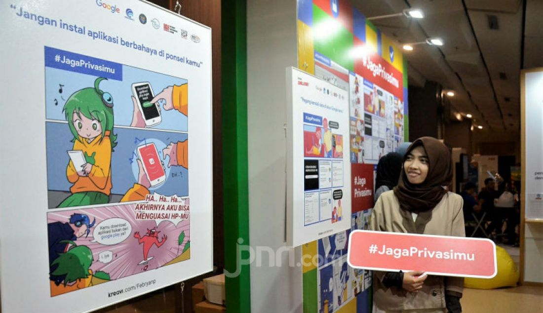 Para netizens memadati boots-boots Siberkreasi Netizen Fair 2019 yang menggelar berbagai aktivitas menarik berkaitan dengan dunia digital seperti game online, digital quiz, literasi digital, aplikasi anti-hoaks hingga pelatihan produksi konten menarik di dunia maya yang secara pararel, Jakarta, Sabtu (5/10). - JPNN.com