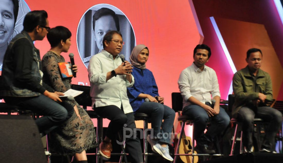 Menkominfo Rudiantara, Stafsus Kepresidenan Bidang Komunikasi Adita Irawati, Wagub Jatim Emil Dardak dan Walikota Bogor Bima Arya menjadi pembicara pada acara Siberkreasi Netizen Fair 2019, Jakarta, Sabtu (5/10). - JPNN.com