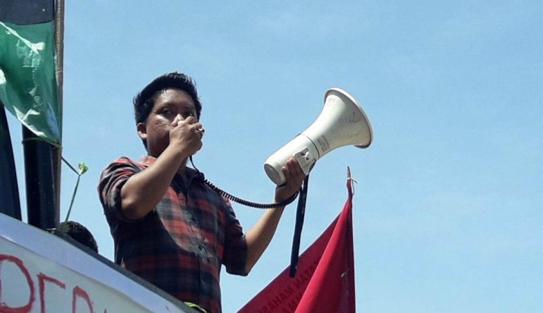 Mahasiswa yang tergabung dalam Ampera dan masyarakat berunjukrasa di depan Kantor PLN Sei Bilal Nunukan, Selasa (8/10). Massa memprotes pemadaman yang dilakukan oleh PLN. - JPNN.com