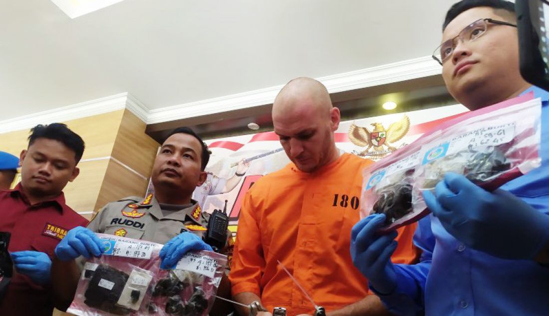Tersangka Andrew Ayer saat diekspose di Polresta Denpasar, Selasa (8/10). Andrew yang merupakan warga Rusia ditangkap petugas karena mengedarkan 521 Gram hashish (resin ganja, red). - JPNN.com