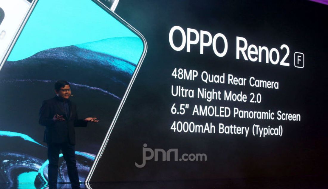 Public Relations Manager OPPO Indonesia Aryo Meidianto menjelaskan produk Oppo Reno2 Series, Jakarta, Selasa (8/10). - JPNN.com