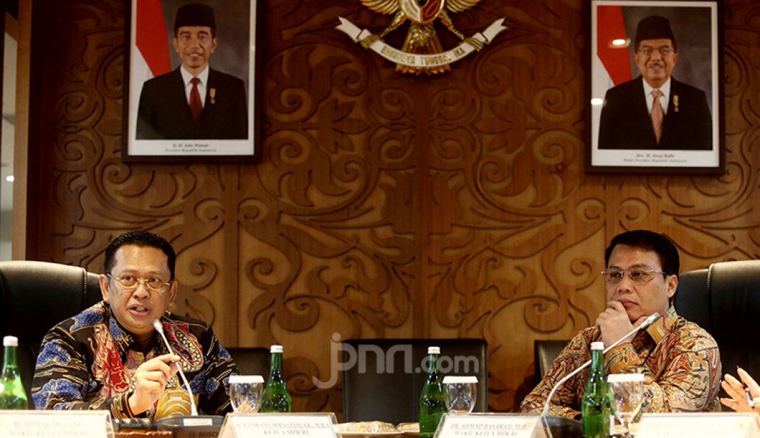 Ketua MPR Bambang Soesatyo bersama sembilan wakil pimpinan MPR mengadakan rapat Pimpinan MPR, Jakarta, Rabu (9/10). Rapat membahas persiapan pelantikan Presiden dan Wapres, alat kelengkapan MPR, pembagian tugas pimpinan MPR serta anggaran MPR 2019-2020. - JPNN.com
