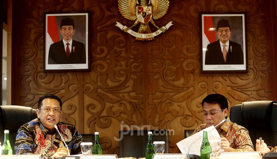 Ketua MPR Bambang Soesatyo bersama sembilan wakil pimpinan MPR mengadakan rapat Pimpinan MPR, Jakarta, Rabu (9/10). Rapat membahas persiapan pelantikan Presiden dan Wapres, alat kelengkapan MPR, pembagian tugas pimpinan MPR serta anggaran MPR 2019-2020. - JPNN.com