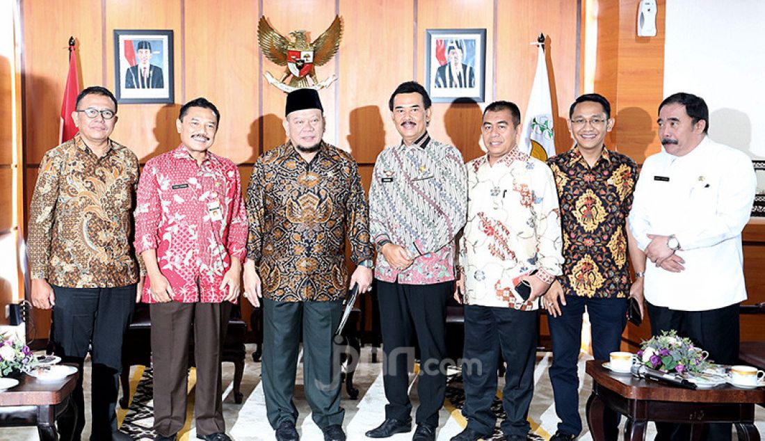 Ketua DPD RI La Nyalla Mattalitti menerima audiensi dari Forum Staf Ahli Kepala Daerah (Forsakada) di Ruang Pimpinan DPD, Jakarta, Rabu (9/10). - JPNN.com
