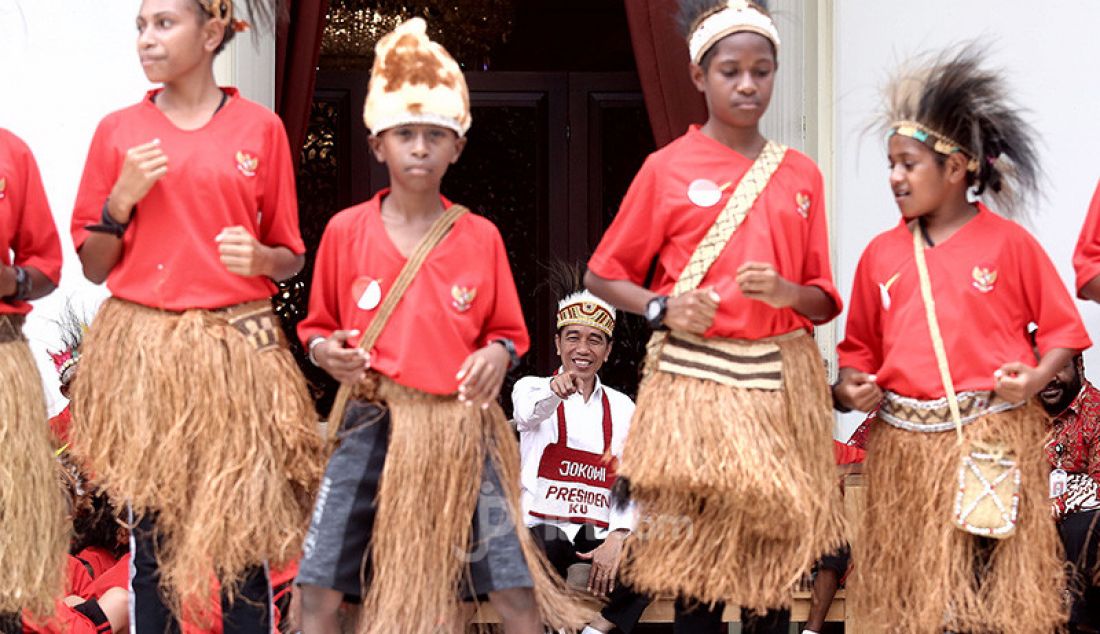 Presiden Joko Widodo menerima perwakilan siswa SD Kabupaten Jayapura dan Asmat, Provinsi Papua di Halaman Istana Merdeka, Jakarta, Jumat (11/10). - JPNN.com