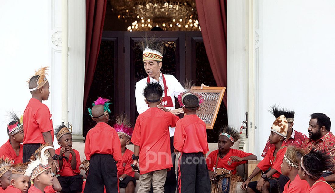 Presiden Joko Widodo menerima perwakilan siswa SD Kabupaten Jayapura dan Asmat, Provinsi Papua di Halaman Istana Merdeka, Jakarta, Jumat (11/10). - JPNN.com