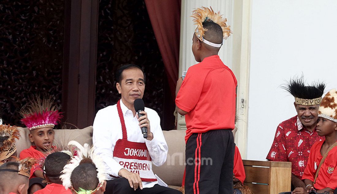 Presiden Joko Widodo menerima perwakilan siswa SD Kabupaten Jayapura dan Asmat, Provinsi Papua di Halaman Istana Merdeka, Jakarta, Jumat (11/10). - JPNN.com