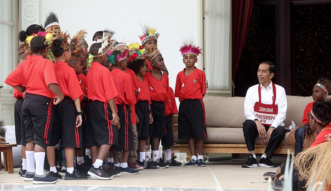 Presiden Joko Widodo menerima perwakilan siswa SD Kabupaten Jayapura dan Asmat, Provinsi Papua di Halaman Istana Merdeka, Jakarta, Jumat (11/10). - JPNN.com