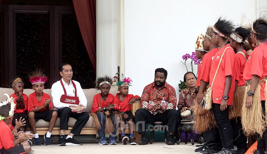 Presiden Joko Widodo menerima perwakilan siswa SD Kabupaten Jayapura dan Asmat, Provinsi Papua di Halaman Istana Merdeka, Jakarta, Jumat (11/10). - JPNN.com